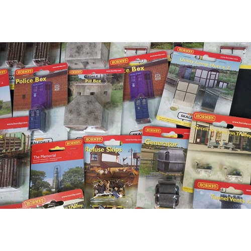 167 - Collection of Hornby Skaledale OO gauge trackside accessories to include R8696 Police Box, R8787 Pil... 