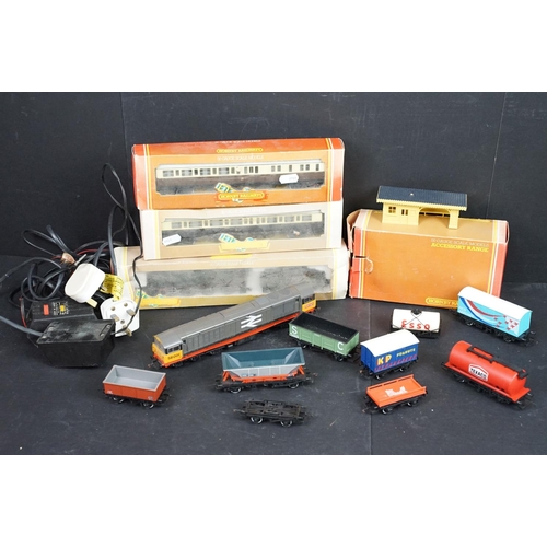 169 - Collection of Hornby OO gauge model railway to include boxed Saint David locomotive (poor box), 5800... 