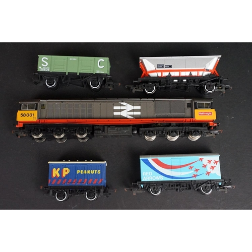 169 - Collection of Hornby OO gauge model railway to include boxed Saint David locomotive (poor box), 5800... 