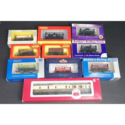 170 - 49 Boxed OO gauge items of rolling stock to include Hornby, Triang, Wrenn, Grafar, Airfix and Dapol ... 