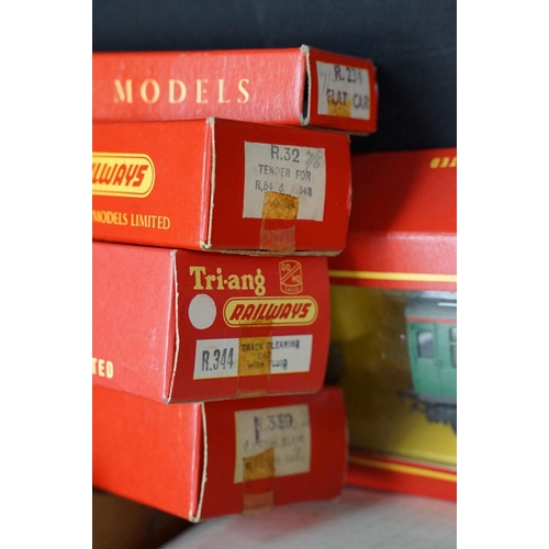 171 - Collection of Triang / Hornby OO gauge model railway to include boxed R357 AIA AIA Diesel Electric L... 