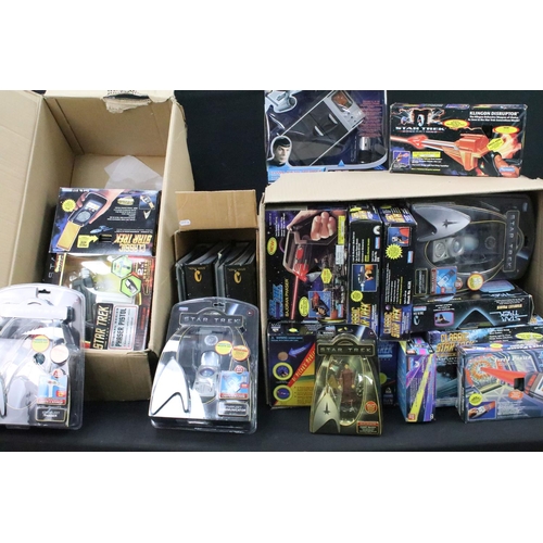 1441 - 32 Boxed / cased / carded Playmates Star Trek figures and accessories to include 6 x boxed Command C... 