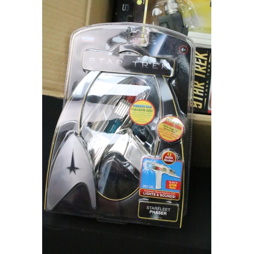 1441 - 32 Boxed / cased / carded Playmates Star Trek figures and accessories to include 6 x boxed Command C... 