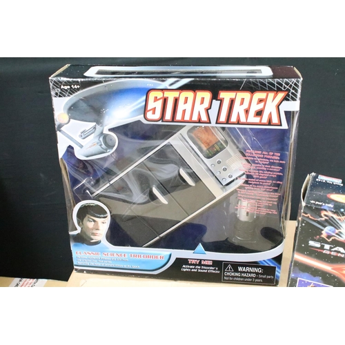 1441 - 32 Boxed / cased / carded Playmates Star Trek figures and accessories to include 6 x boxed Command C... 