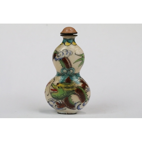 199 - A small group of Chinese collectables to include snuff bottles and cloisonne enamel boxes.