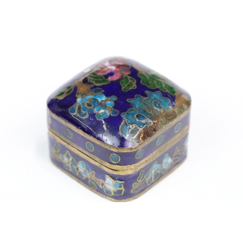 199 - A small group of Chinese collectables to include snuff bottles and cloisonne enamel boxes.