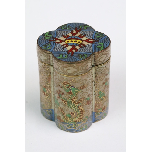 199 - A small group of Chinese collectables to include snuff bottles and cloisonne enamel boxes.