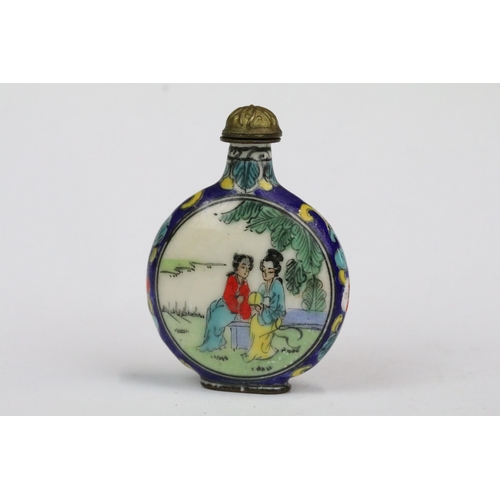 199 - A small group of Chinese collectables to include snuff bottles and cloisonne enamel boxes.