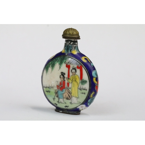 199 - A small group of Chinese collectables to include snuff bottles and cloisonne enamel boxes.