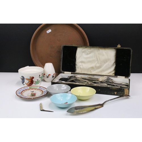 336 - Assortment of items to include a trio of vintage Wade Guinness related bowls, four official Guinness... 