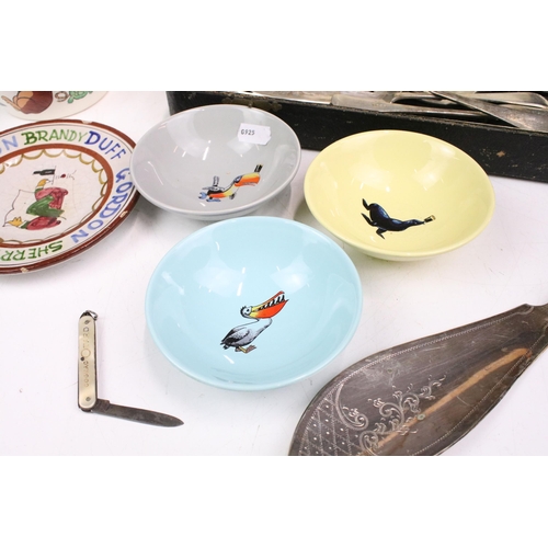 336 - Assortment of items to include a trio of vintage Wade Guinness related bowls, four official Guinness... 