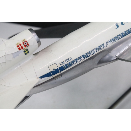 223A - Two SAS Scandinavian Airways desktop aircraft models to include a DC-9 and a DC-10 example.