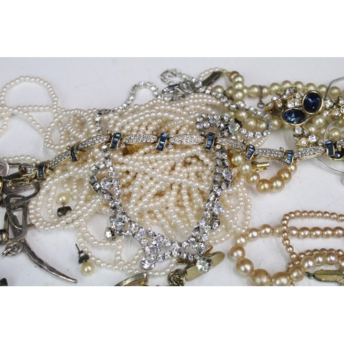 237 - A collection of vintage and contemporary costume jewellery to include necklaces, bracelets, earrings... 