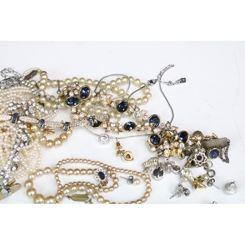 237 - A collection of vintage and contemporary costume jewellery to include necklaces, bracelets, earrings... 