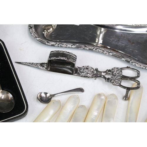 251 - A collection of hallmarked silver and silver plate to include a cased silver knife, cased silver spo... 