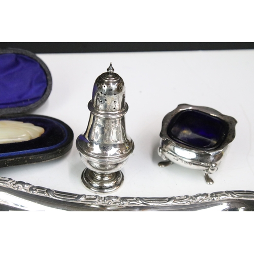 251 - A collection of hallmarked silver and silver plate to include a cased silver knife, cased silver spo... 