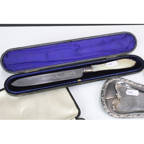 251 - A collection of hallmarked silver and silver plate to include a cased silver knife, cased silver spo... 