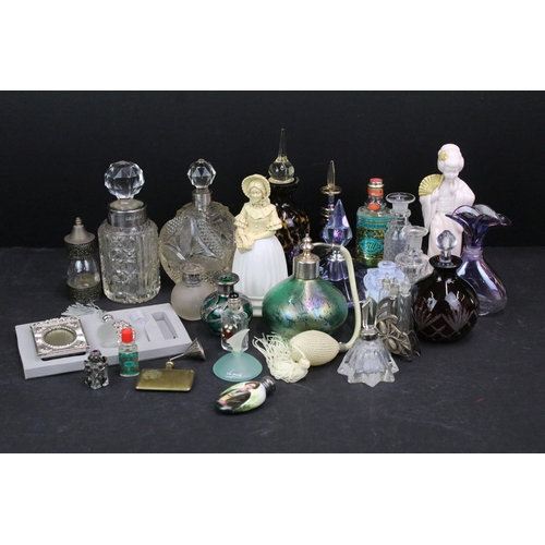 367 - Large collection of mid century glass scent and perfume bottles in varying shapes and sizes with top... 