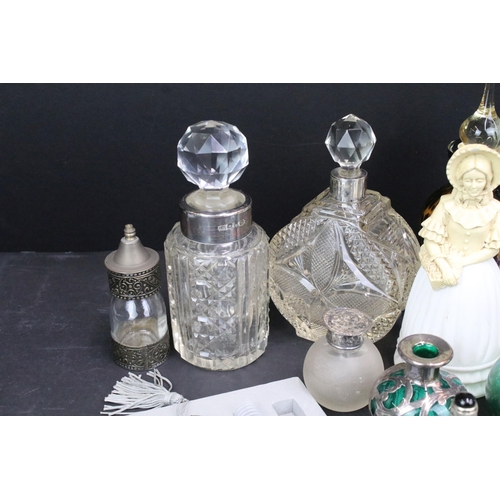 367 - Large collection of mid century glass scent and perfume bottles in varying shapes and sizes with top... 