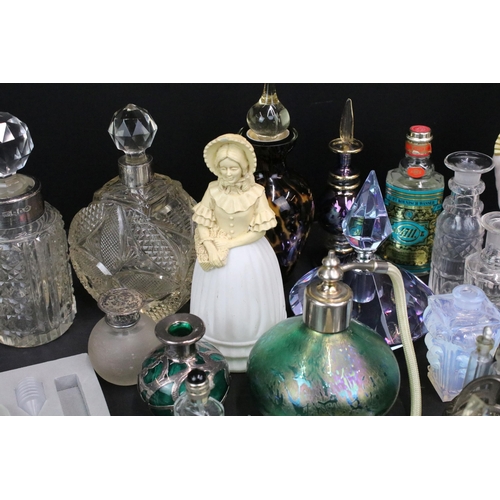 367 - Large collection of mid century glass scent and perfume bottles in varying shapes and sizes with top... 