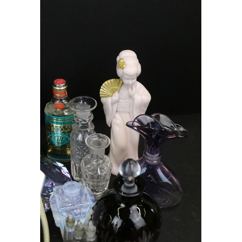 367 - Large collection of mid century glass scent and perfume bottles in varying shapes and sizes with top... 