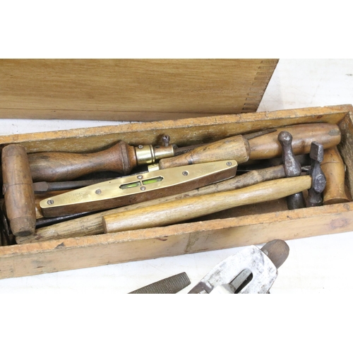 372 - Vintage Pine toolbox containing tools, saws planes, files, hammers etc.