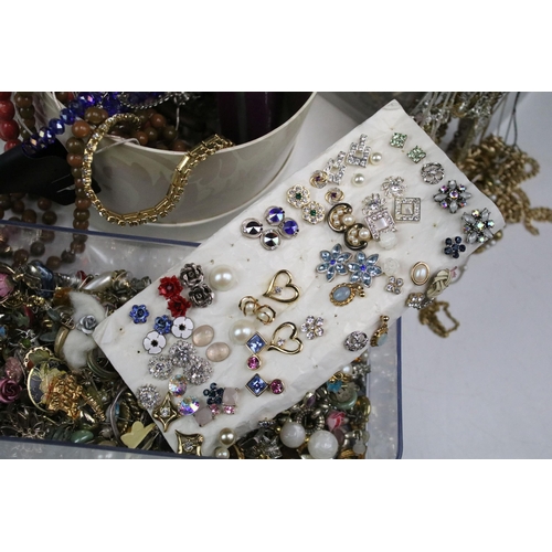 259 - A large collection of mainly contemporary costume jewellery to include earrings, bangles, braclets, ... 