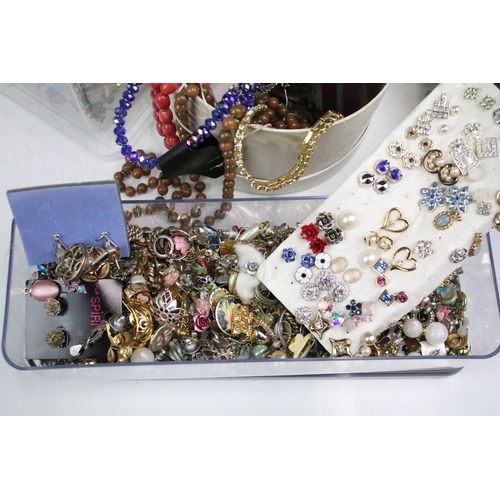 259 - A large collection of mainly contemporary costume jewellery to include earrings, bangles, braclets, ... 