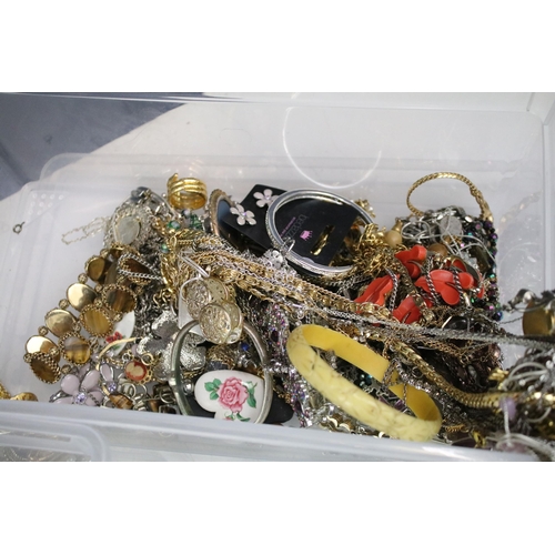 259 - A large collection of mainly contemporary costume jewellery to include earrings, bangles, braclets, ... 