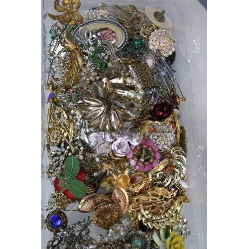 259 - A large collection of mainly contemporary costume jewellery to include earrings, bangles, braclets, ... 