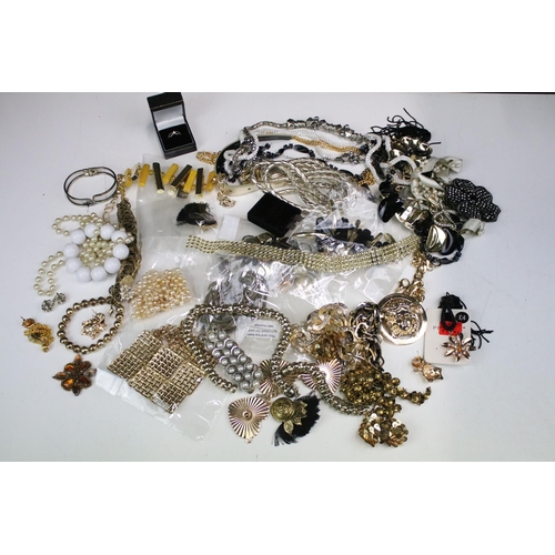 261 - A collection of mainly contemporary costume jewellery to include neclaces, earrings, ring...etc..