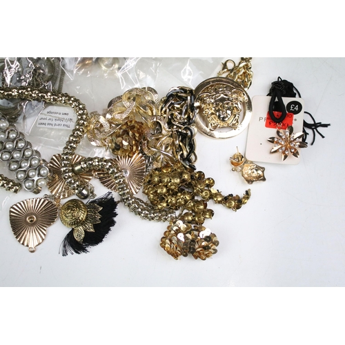 261 - A collection of mainly contemporary costume jewellery to include neclaces, earrings, ring...etc..