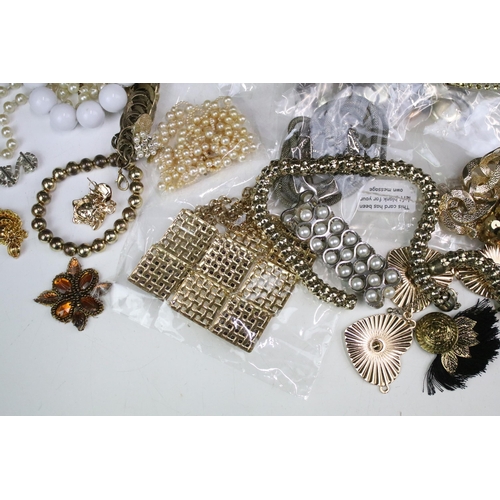 261 - A collection of mainly contemporary costume jewellery to include neclaces, earrings, ring...etc..