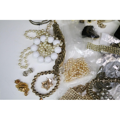 261 - A collection of mainly contemporary costume jewellery to include neclaces, earrings, ring...etc..