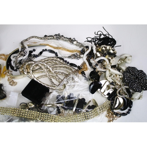 261 - A collection of mainly contemporary costume jewellery to include neclaces, earrings, ring...etc..