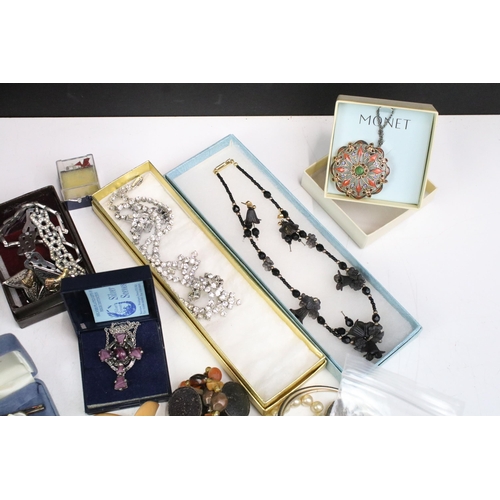 269 - A collection of mixed vintage and contemporary costume jewellery to include earrings, brooches, neck... 