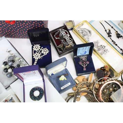 269 - A collection of mixed vintage and contemporary costume jewellery to include earrings, brooches, neck... 