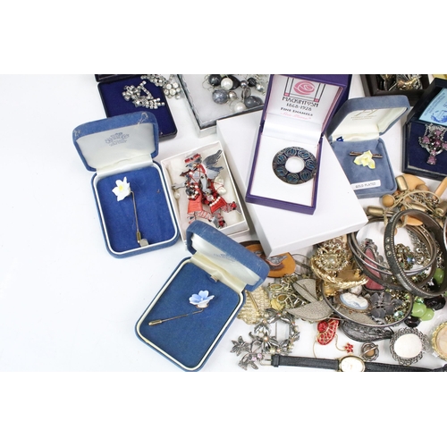 269 - A collection of mixed vintage and contemporary costume jewellery to include earrings, brooches, neck... 