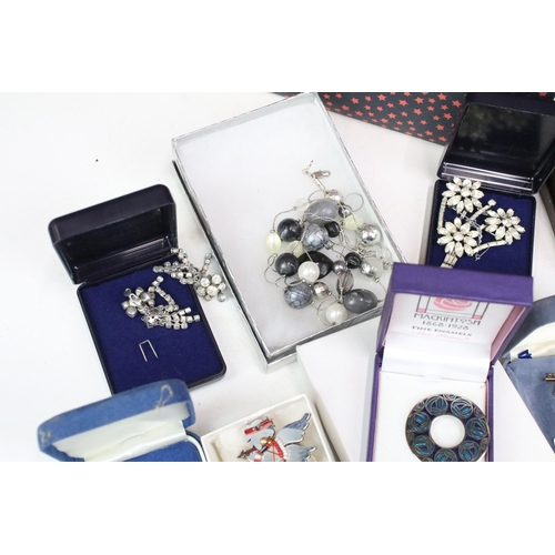 269 - A collection of mixed vintage and contemporary costume jewellery to include earrings, brooches, neck... 