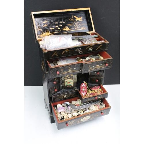 271 - A vintage Japanese lacquer ware jewellery box to include contents of vintage buttons and jewellery.