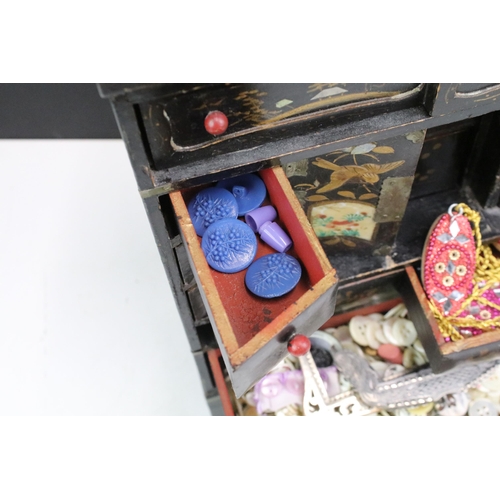 271 - A vintage Japanese lacquer ware jewellery box to include contents of vintage buttons and jewellery.