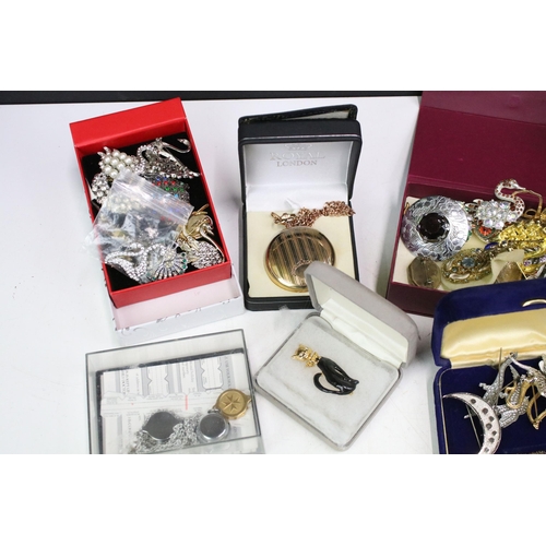 275 - A collection of vintage and contemporary costume jewellery to include bangles, brooches, necklaces..... 