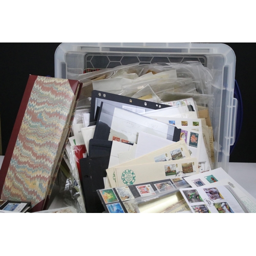 401 - Collection of assorted loose stamps dating from the 19th Century to the late 20th Century including ... 