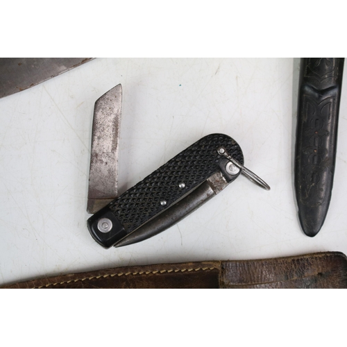 285 - A small group of knives to include two sheath knives and a military jack knife.