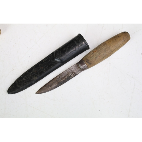 285 - A small group of knives to include two sheath knives and a military jack knife.