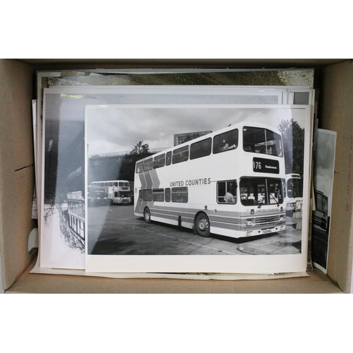 286 - A large collection of mainly black and white photographic images of coaches and buses.