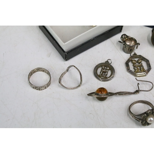 290 - A collection of mainly silver jewellery to include necklaces, pendants, brooches and rings.