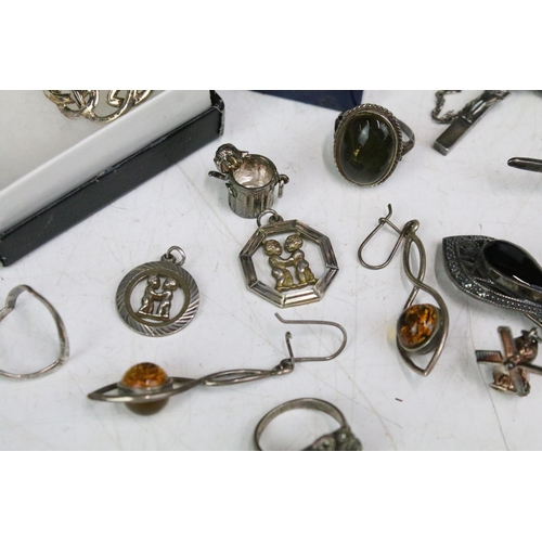 290 - A collection of mainly silver jewellery to include necklaces, pendants, brooches and rings.