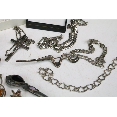 290 - A collection of mainly silver jewellery to include necklaces, pendants, brooches and rings.