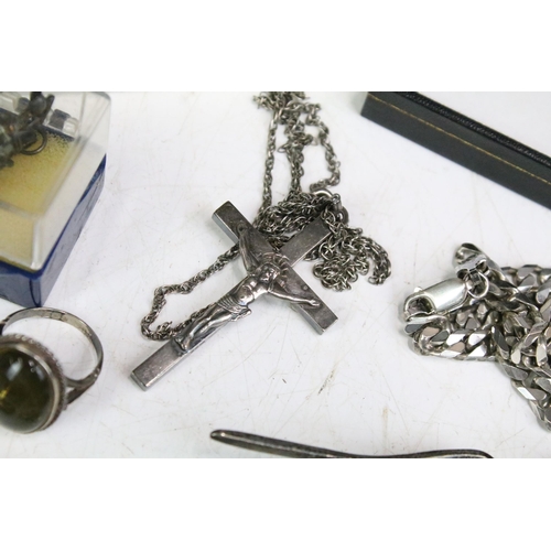 290 - A collection of mainly silver jewellery to include necklaces, pendants, brooches and rings.